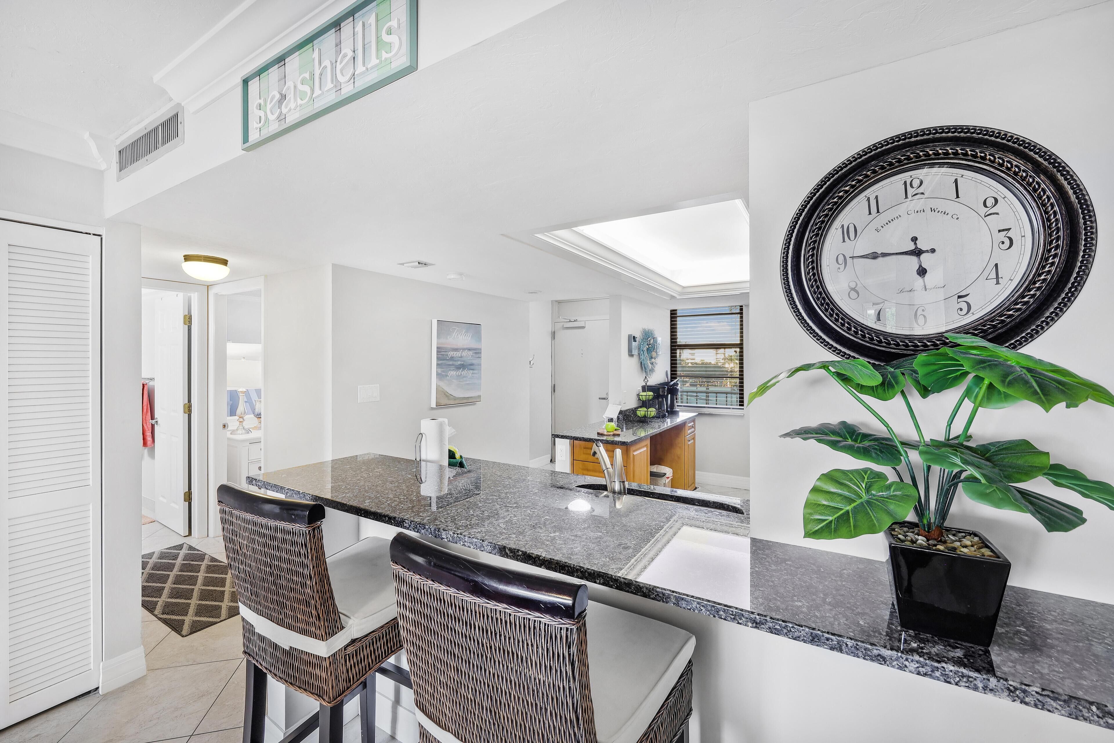 Condo, nhiều giường (Beachfront condo in resort-style comm) | Bếp riêng | Tủ lạnh, lò vi sóng, bếp nấu, máy rửa bát 