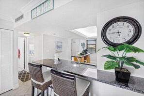 公寓客房, 多張床 (Beachfront condo in resort-style comm) | 私人廚房 | 電冰箱、微波爐、爐台、洗碗機