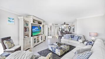 Condo, varias camas (Beachfront condo in resort-style comm) | Área de sala de estar | Televisión de pantalla plana