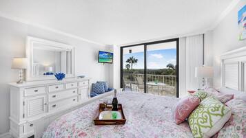 Condo, varias camas (Beachfront condo in resort-style comm) | Área de sala de estar | Televisión de pantalla plana