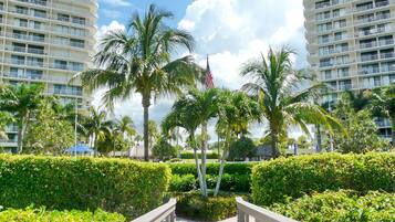 Condo, varias camas (Beachfront condo in resort-style comm) | Jardín