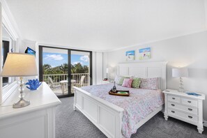公寓客房, 多張床 (Beachfront condo in resort-style comm) | 2 間臥室、熨斗/熨衣板、床單