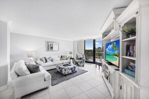 公寓客房, 多張床 (Beachfront condo in resort-style comm) | 起居區 | 平面電視