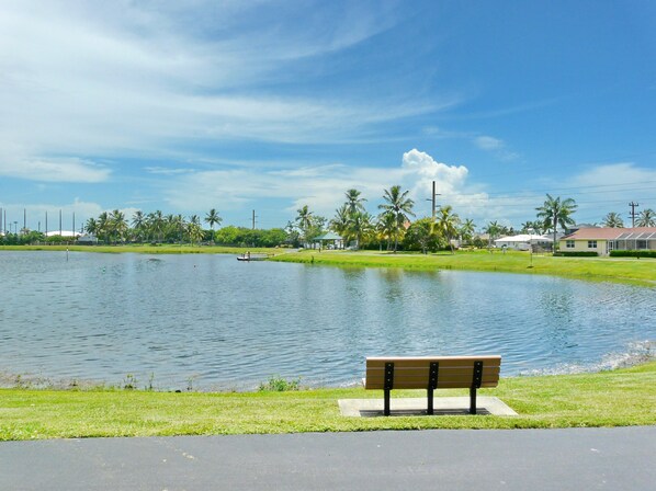 LÀgenhet - flera sÀngar (Sussex 407) | Sjöutsikt