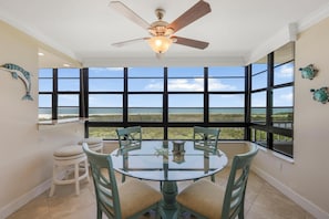 Appart'hôtel, 1 grand lit (Beachfront condo with pool and dazzli) | Restauration