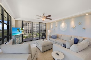 Apartment, 1 Queen-Bett (Beachfront condo with pool and dazzli) | Wohnbereich | Flachbildfernseher