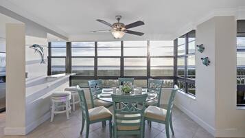 Condo, 1 Queen Bed (Beachfront condo with pool and dazzli) | Dining