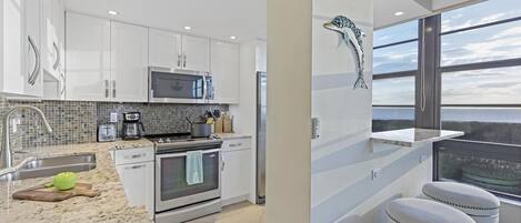 Condo, 1 Queen Bed (Beachfront condo with pool and dazzli) | Private kitchen