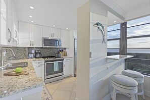 Lejlighed - 1 queensize-seng (Beachfront condo with pool and dazzli) | Privat køkken | Køleskab, mikrobølgeovn, kogeplade, opvaskemaskine