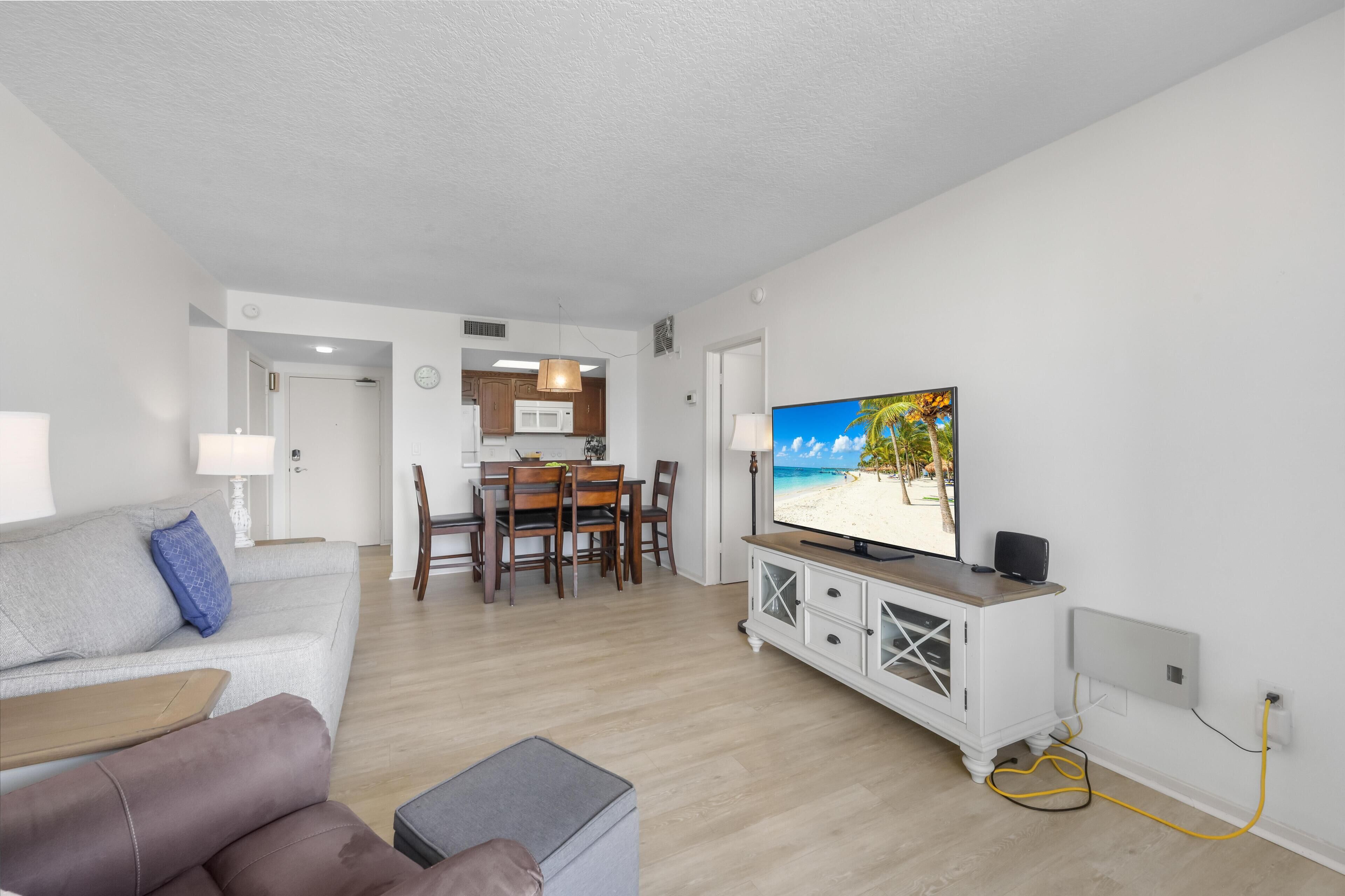 公寓客房, 1 張特大雙人床 (Inviting beachfront condo with large ) | 起居區 | 平面電視