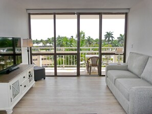 Lägenhet - 1 kingsize-säng (Inviting beachfront condo with large ) | Vardagsrum | Platt-tv