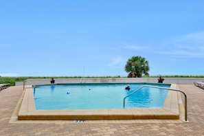 Lägenhet - 1 kingsize-säng (Inviting beachfront condo with large ) | Pool | Uppvärmd pool