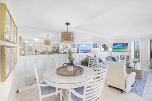 Apartment, 1 King-Bett (Cozy beachfront getaway with pool and) | Speisen