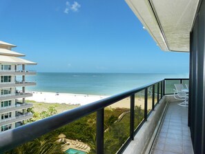 Apartment, 1 King-Bett (Cozy beachfront getaway with pool and) | Balkon