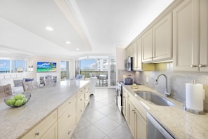 Private kitchen - Cozy Beachfront Getaway With Pool and spa (Marco Island)