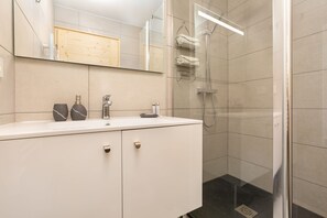 Shower, hair dryer, towels - Appartement Lyret II B22, Chamonix, France (Chamonix)