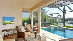 Hus, flere senger (Waterfront home with pool, spa and bo) | Utendørsbasseng