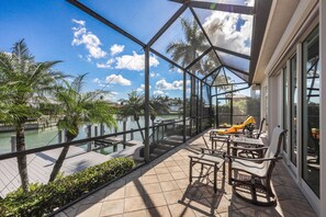 Maison, plusieurs lits (Waterfront home with pool, spa and bo) | Restauration extérieure