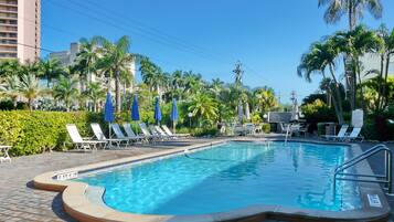 Appart'hĂŽtel, 1 grand lit (Relaxing inland condo with pool and s) | Piscine