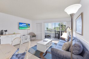 Appart'hôtel, 1 grand lit (Relaxing inland condo with pool and s) | Coin séjour