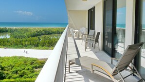 Leilighet, 1 kingsize-seng med sovesofa (Inviting condo on beach with pool and) | Balkong