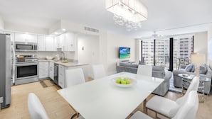 Leilighet, 1 kingsize-seng med sovesofa (Inviting condo on beach with pool and) | Spiseområde
