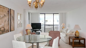 Kondominium, 1 Tempat Tidur Queen (Condo overlooking Clam Bay with pool ) | Makan di kamar