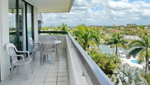 Kondominium, 1 Tempat Tidur Queen (Condo overlooking Clam Bay with pool ) | Balkon