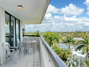 Lejlighed - 1 queensize-seng (Condo overlooking Clam Bay with pool ) | Balkon