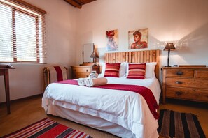 Cottage | Een strijkplank/strijkijzer, beddengoed