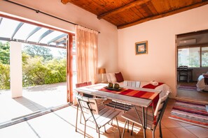 Cottage | Privékeuken | Een koelkast, een magnetron, een oven, een kookplaat
