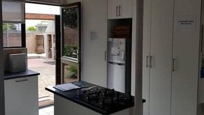 Family Cottage, 2 Bedrooms | Private kitchen - Stukkie van der Merwe Holiday Cottage (Hermanus)