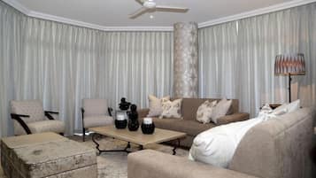 Luxe appartement, 3 slaapkamers | Woonruimte | Een flatscreentelevisie