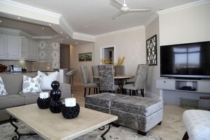 Luxe appartement, 3 slaapkamers | Woonruimte | Flatscreentelevisie