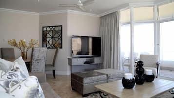 Luxe appartement, 3 slaapkamers | Woonruimte | Een flatscreentelevisie