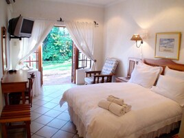 Cofres nos quartos, escrivaninha, Wi-Fi (sobretaxa), roupa de cama