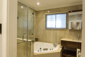 Luxe penthouse, 4 slaapkamers | Badkamer | Een aparte badkuip en douche, een bubbelbad, een haardroger, een bidet