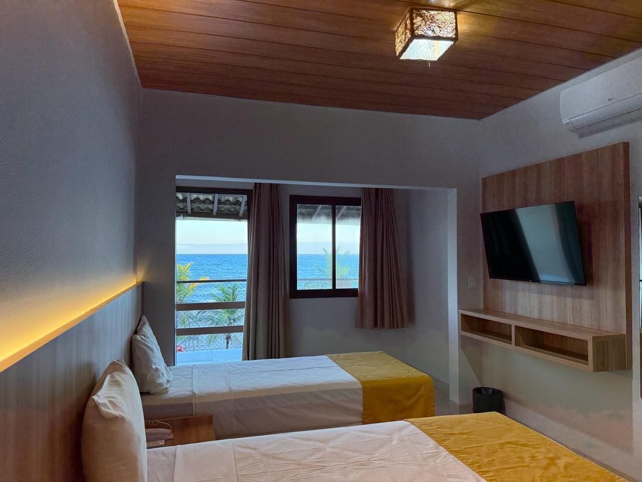 Quádruplo Varanda, vista para o oceano | Minibar, desk, blackout drapes, iron/ironing board