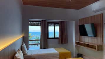 Quádruplo Varanda, vista para o oceano | Minibar, desk, blackout drapes, iron/ironing board