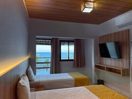 Quádruplo Varanda, vista para o oceano | Minibar, desk, blackout drapes, iron/ironing board