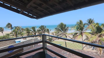 Deluxe driepersoonskamer, balkon, uitzicht op zee | Uitzicht op strand/zee