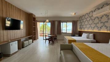 Minibar, escritorio, cortinas blackout y tabla de planchar con plancha