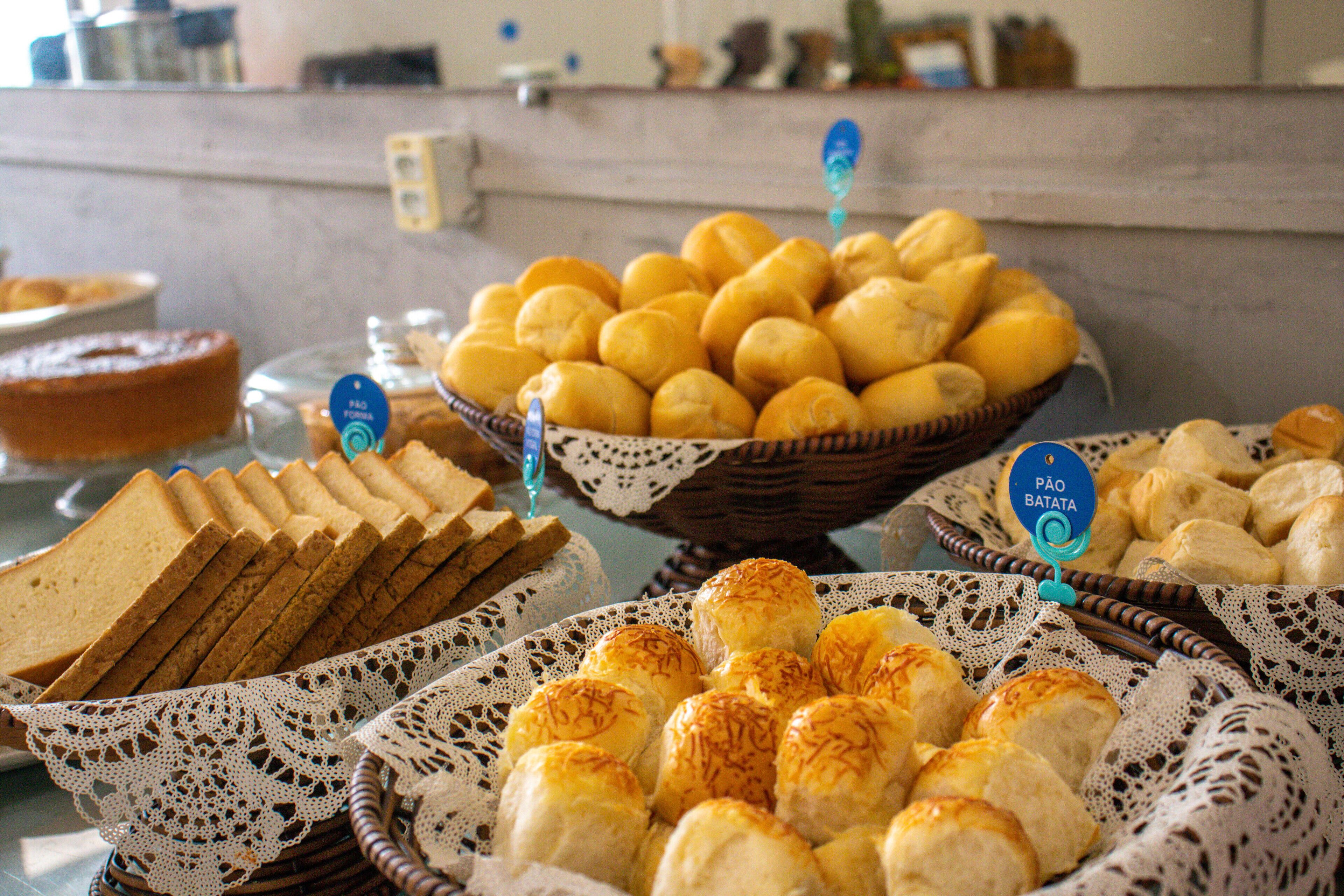 Un buffet proposant une variété de pains et de viennoiseries.