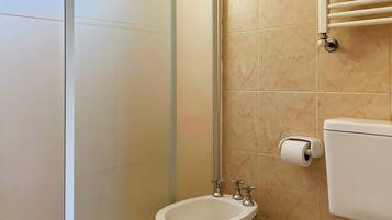 Comfort Cabin, 1 Bedroom | Bathroom | Shower, rainfall showerhead, hair dryer, bidet