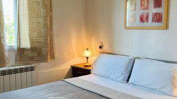 Comfort Cabin, 1 Bedroom | Blackout drapes, soundproofing, free cribs/infant beds, travel crib