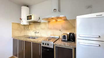 Cabaña Confort, 1 habitación | Cocina privada | Frigorífico grande, microondas, horno y cafetera o tetera