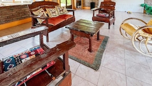 A rustic wooden interior with a high ceiling, a fireplace, and a seating area with benches and a sofa. - La Vita e Bella  Cabanas en San Rafael (San Rafael)