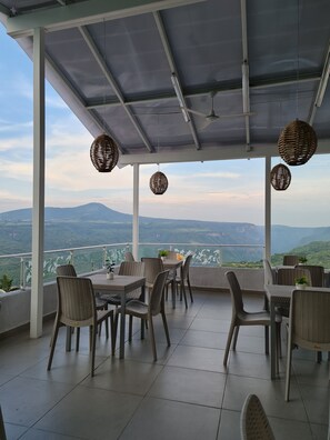 Petit déjeuner, déjeuner et dîner servis sur place