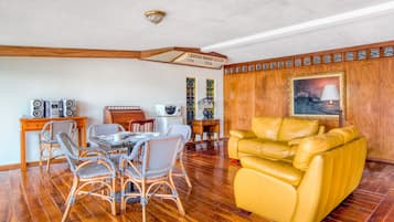 Suite presidencial | Área de sala de estar | Televisión de pantalla plana de 32 pulgadas con canales vía satélite