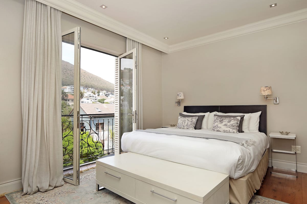 Deluxe Apartment, 1 Bedroom | Iron/ironing board, WiFi (free), bed sheets